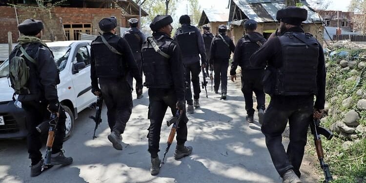 Srinagar: पुलवामा हमले की बरसी से पहले कश्मीर घाटी में सुरक्षा कड़ी, चप्पे-चप्पे पर पहरा और तलाशी अभियान