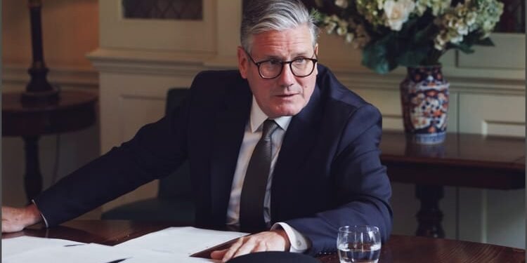 UK: एपस्टीन के खुलासों के बाद स्टार्मर की कुर्सी पर संकट; सासंदों से बोले- थोड़ा कार्यकाल बचा, पद से न हटाएं