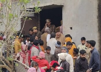 UP: 'पत्थर की मूर्ति बन गई पत्नी', पति ने मचाया ऐसा शोर, दाैड़े-दाैड़े पहुंचे अधिकारी; महिला की हो रही तलाश