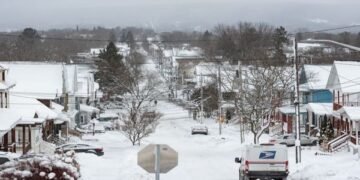 US Snowstorm: अमेरिका में बर्फीले तूफान का कहर, 10,000 से अधिक उड़ानें रद्द; कई राज्यों में आपातकाल घोषित