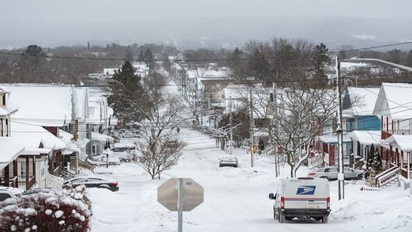 US Snowstorm: अमेरिका में बर्फीले तूफान का कहर, 10,000 से अधिक उड़ानें रद्द; कई राज्यों में आपातकाल घोषित