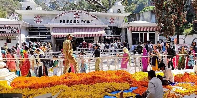 Vaishno Devi Yatra: तीर्थयात्रियों का सुरक्षा कवर दोगुना, अब 10 लाख का होगा बीमा; बोर्ड बैठक में कई अहम फैसले