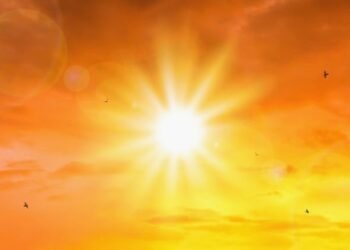 Weather: उत्तर-पश्चिम भारत में चोटियों पर बिछी बर्फ, मैदानी इलाकों में चढ़ा पारा; दिल्ली में बढ़ने लगी गर्मी