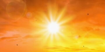 Weather: उत्तर-पश्चिम भारत में चोटियों पर बिछी बर्फ, मैदानी इलाकों में चढ़ा पारा; दिल्ली में बढ़ने लगी गर्मी