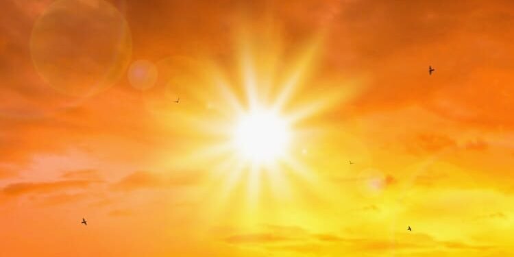 Weather: उत्तर-पश्चिम भारत में चोटियों पर बिछी बर्फ, मैदानी इलाकों में चढ़ा पारा; दिल्ली में बढ़ने लगी गर्मी