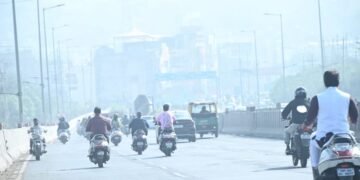 Weather: दक्षिण में भारी बारिश का अलर्ट, उत्तर में चढ़ेगा पारा; पढ़ें मौसम विभाग का अपडेट