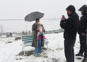 Weather: पश्चिमी विक्षोभ की दस्तक से बदलेगा देश का मौसम; पहाड़ों पर बारिश-बर्फबारी, मैदानी इलाकों में गरज-चमक