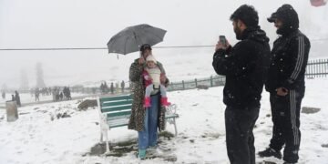 Weather: पश्चिमी विक्षोभ की दस्तक से बदलेगा देश का मौसम; पहाड़ों पर बारिश-बर्फबारी, मैदानी इलाकों में गरज-चमक