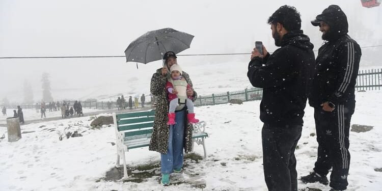 Weather: पश्चिमी विक्षोभ की दस्तक से बदलेगा देश का मौसम; पहाड़ों पर बारिश-बर्फबारी, मैदानी इलाकों में गरज-चमक
