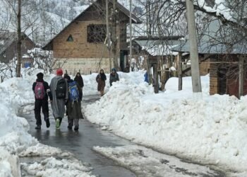 Weather: फिर से बदलेगा मौसम, पश्चिमी विक्षोभ से बारिश और बर्फबारी होने के आसार; मैदानी इलाकों में चढ़ा पारा