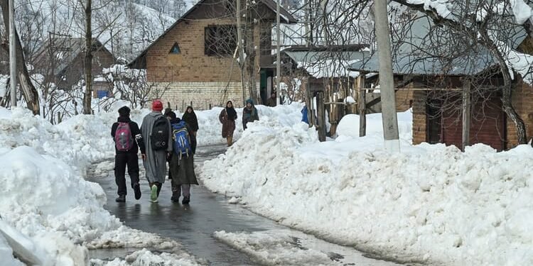 Weather: फिर से बदलेगा मौसम, पश्चिमी विक्षोभ से बारिश और बर्फबारी होने के आसार; मैदानी इलाकों में चढ़ा पारा