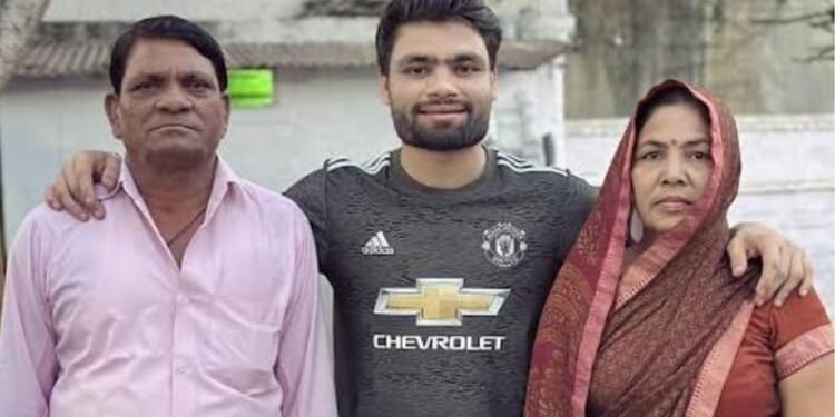 रिंकू सिंह के पिता का निधन: घर-घर ढोए सिलेंडर, कामयाबी के बाद भी न रुके, बेटे की सफलता के पीछे पिता का संघर्ष