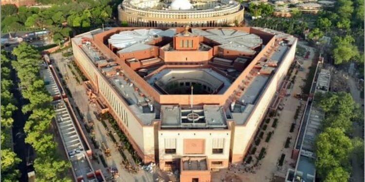 संसद में गतिरोध: लोकसभा में माइक बंद करने का आरोप, विपक्ष कर रहा अविश्वास प्रस्ताव की तैयारी; किसने क्या कहा?