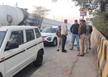 सनसनीखेज खबर: दिल्ली में कार के अंदर मिली तीन लाश, दो पुरुष, एक महिला; फ्लाई ओवर पर खड़ी थी गाड़ी