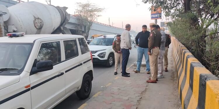 सनसनीखेज खबर: दिल्ली में कार के अंदर मिली तीन लाश, दो पुरुष, एक महिला; फ्लाई ओवर पर खड़ी थी गाड़ी