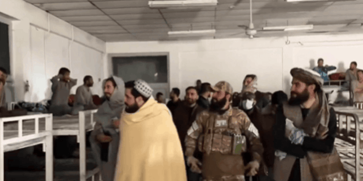 Attack In Afghanistan: काबुल में PAK सेना ने लड़ाकू विमानों से हमले किए, दावा- केवल सैन्य ठिकानों पर निशाना