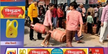 दुद्धी इंडियन गैस एजेंसी पर सिलेंडर लेने के लिए लगी लंबी कतार, उपभोक्ताओं ने जताई नाराजगी