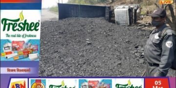 तेज रफ्तार ट्रेलर पलटने से सड़क जाम, बाल-बाल बचे राहगीर