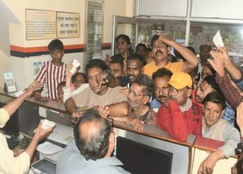 Israel-Iran War: मेरठ में गैस सिलिंडर के लिए मची मारामारी, एजेंसियों पर हंगामा और नोकझोंक, कालाबाजारी जोरों पर