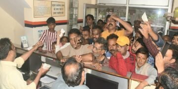 Israel-Iran War: मेरठ में गैस सिलिंडर के लिए मची मारामारी, एजेंसियों पर हंगामा और नोकझोंक, कालाबाजारी जोरों पर