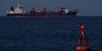 LPG Crisis: भारत आ रहे एलपीजी गैस टैंकरों को मिलेगी सुरक्षा, फारस की खाड़ी के पास नौसेना के युद्धपोत तैनात