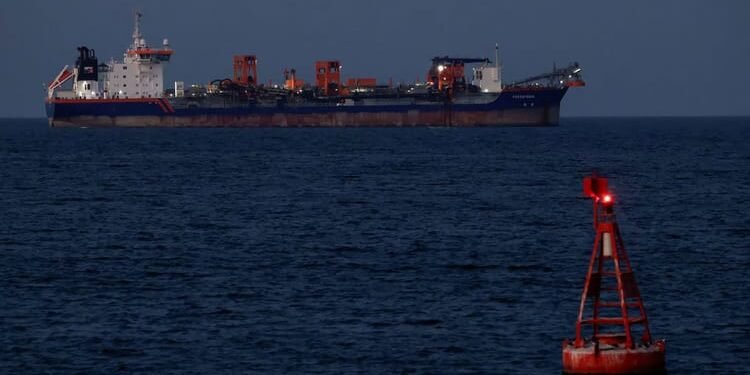 LPG Crisis: भारत आ रहे एलपीजी गैस टैंकरों को मिलेगी सुरक्षा, फारस की खाड़ी के पास नौसेना के युद्धपोत तैनात