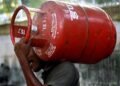 LPG price increased: घरेलू एलपीजी के दाम 60 और वाणिज्यिक सिलेंडर की कीमतों में 115 रुपये बढ़ोतरी, नई दरें लागू
