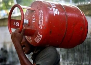 LPG price increased: घरेलू एलपीजी के दाम 60 और वाणिज्यिक सिलेंडर की कीमतों में 115 रुपये बढ़ोतरी, नई दरें लागू