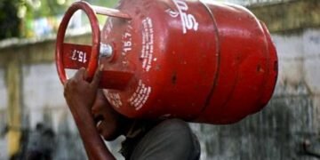 LPG price increased: घरेलू एलपीजी के दाम 60 और वाणिज्यिक सिलेंडर की कीमतों में 115 रुपये बढ़ोतरी, नई दरें लागू