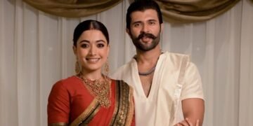 Rashmika-Vijay: हाथ थामकर विजय को दिया दिल, पुष्पा को देख मुस्कुराईं श्रीवल्ली; देखें रिसेप्शन की 10 तस्वीरें