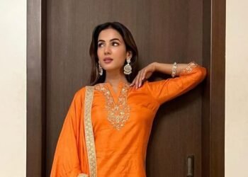 Sonal Chauhan Stranded: इस्राइल-ईरान युद्ध के बीच दुबई में फंसी सोनल चौहान, पीएम मोदी से लगाई मदद की गुहार