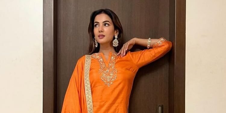 Sonal Chauhan Stranded: इस्राइल-ईरान युद्ध के बीच दुबई में फंसी सोनल चौहान, पीएम मोदी से लगाई मदद की गुहार