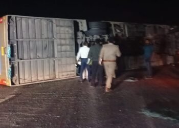 Unnao: लखनऊ-आगरा एक्सप्रेसवे पर टैंकर से टकराने के बाद पलट गई स्लीपर बस, 20 यात्री घायल; दो लखनऊ रेफर