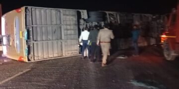 Unnao: लखनऊ-आगरा एक्सप्रेसवे पर टैंकर से टकराने के बाद पलट गई स्लीपर बस, 20 यात्री घायल; दो लखनऊ रेफर