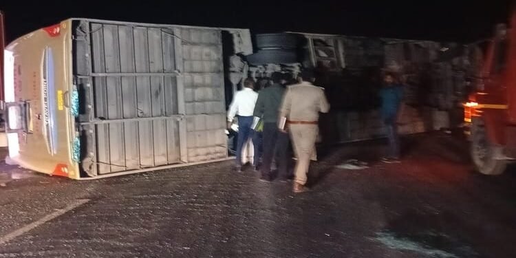 Unnao: लखनऊ-आगरा एक्सप्रेसवे पर टैंकर से टकराने के बाद पलट गई स्लीपर बस, 20 यात्री घायल; दो लखनऊ रेफर