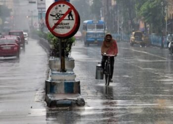 Weather: दिल्ली-NCR में बदला मौसम का मिजाज, कई इलाकों में बारिश; पश्चिमी विक्षोभ का देश में दिखेगा असर