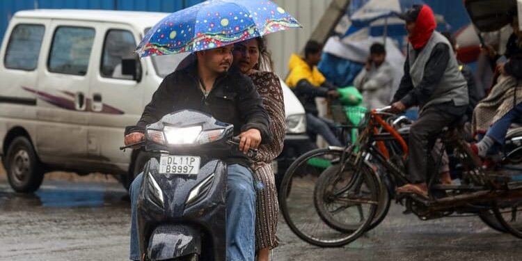 Weather: बढ़ती गर्मी के बीच पश्चिमी विक्षोभ सक्रिय, देशभर में फिर बारिश-आंधी और तापमान में उतार-चढ़ाव के आसार