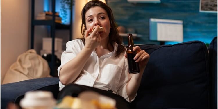 Women's Day: महिलाओं की सेहत के लिए दुश्मन जैसी हैं ये दो आदतें, कैंसर-गर्भपात तक का बढ़ जाता है खतरा