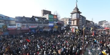 खामेनेई की मौत पर प्रदर्शन के बाद कश्मीर में सख्ती: लाल चौक सील, स्कूल बंद; घंटाघर इलाके में पाबंदियां लागू