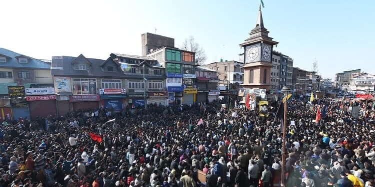 खामेनेई की मौत पर प्रदर्शन के बाद कश्मीर में सख्ती: लाल चौक सील, स्कूल बंद; घंटाघर इलाके में पाबंदियां लागू