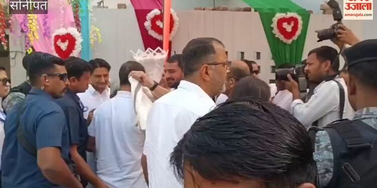 गोहाना पहुंचे राहुल गांधी, एक किसान की बेटी की शादी में आशीर्वाद देने आए लोकसभा के नेता प्रतिपक्ष