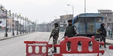 जुमे की नमाज से पहले घाटी में सख्ती: खामनेई की मौत के विरोध में कश्मीर सुलगा, लाल चौक पूरी तरह सील