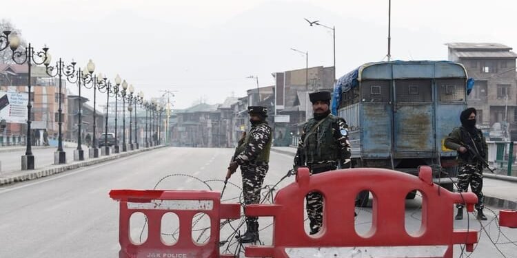 जुमे की नमाज से पहले घाटी में सख्ती: खामनेई की मौत के विरोध में कश्मीर सुलगा, लाल चौक पूरी तरह सील