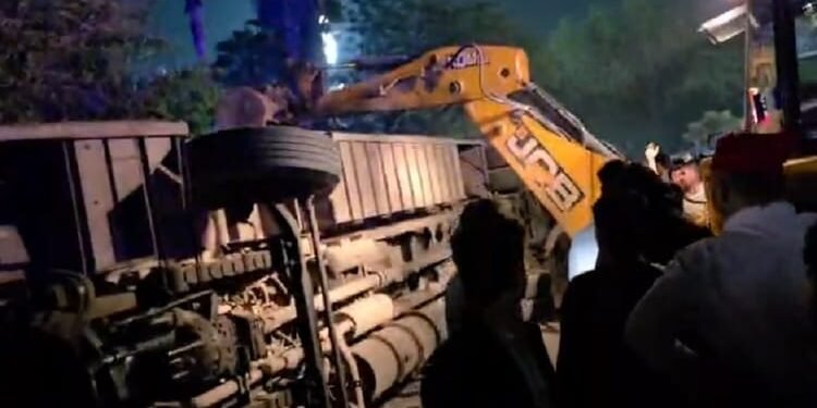 दिल्ली के करोल बाग में भीषण सड़क हादसा: अनियंत्रित बस पलटने से दो यात्रियों की गई जान, 23 जख्मी