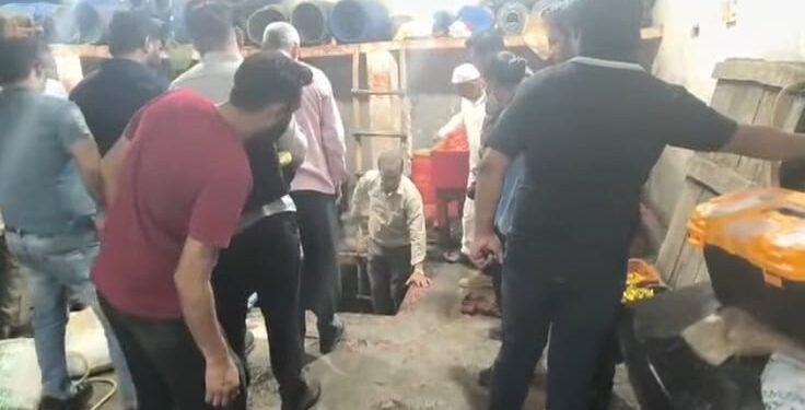 दिल्ली में पिता-पुत्र की मौत: अचार गलाने वाले केमिकल के गड्ढे में गिरे, चार हुए थे अचेत; एक मजदूर और बेटा बचा