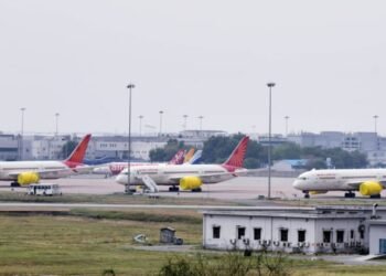 पश्चिम एशिया तनाव: DGCA का निर्देश- नौ देशों के हवाई क्षेत्र से बचें एयरलाइंस; कहा- तैयार रखें आकस्मिक योजनाएं