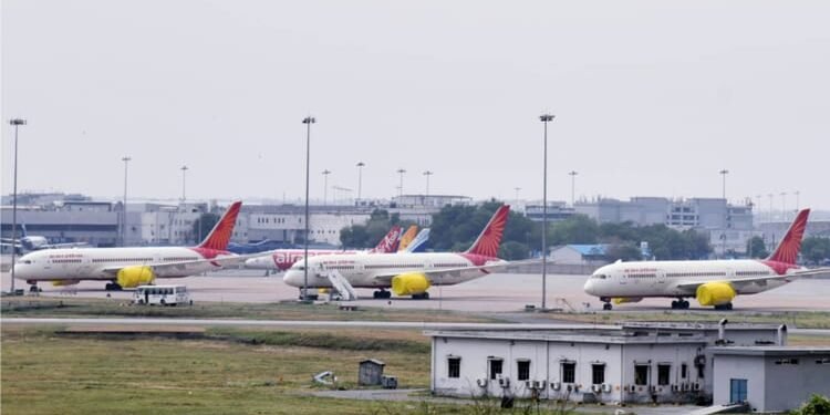 पश्चिम एशिया तनाव: DGCA का निर्देश- नौ देशों के हवाई क्षेत्र से बचें एयरलाइंस; कहा- तैयार रखें आकस्मिक योजनाएं