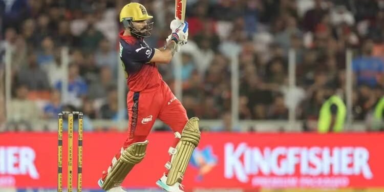 GT vs RCB: विराट ने एक ही ओवर में जड़े लगातार पांच चौके, इस लिस्ट में संयुक्त रूप से नंबर एक बने कोहली