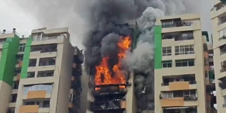 Ghaziabad Fire: सोसायटी के फ्लैट में लगी भीषण आग, मचा हड़कंप; दमकल विभाग की टीम मौके पर