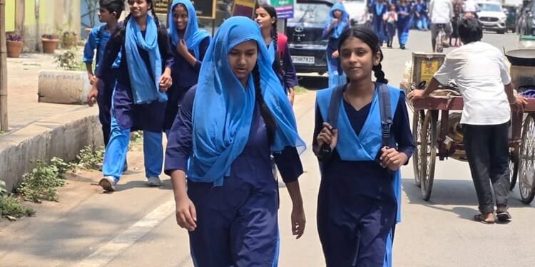 Heat Wave Action Plan: दिल्ली के स्कूलों में छुट्टी से पहले बच्चे पिएंगे ORS, नोएडा में सुबह 7:30 से कक्षाएं